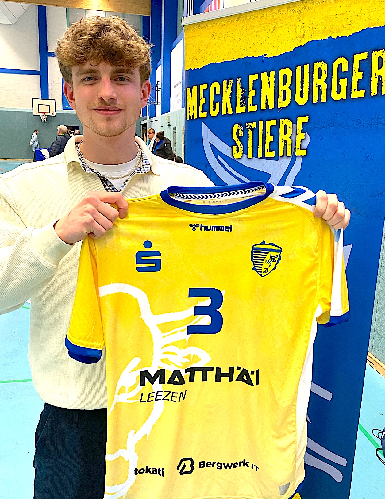 Malte Runge mit seinem neuen Trikot